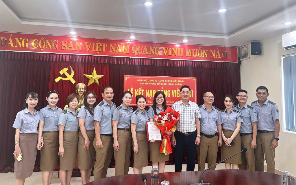 Đảng bộ Cảng vụ hàng không miền Trung kết nạp 02 đảng viên mới  